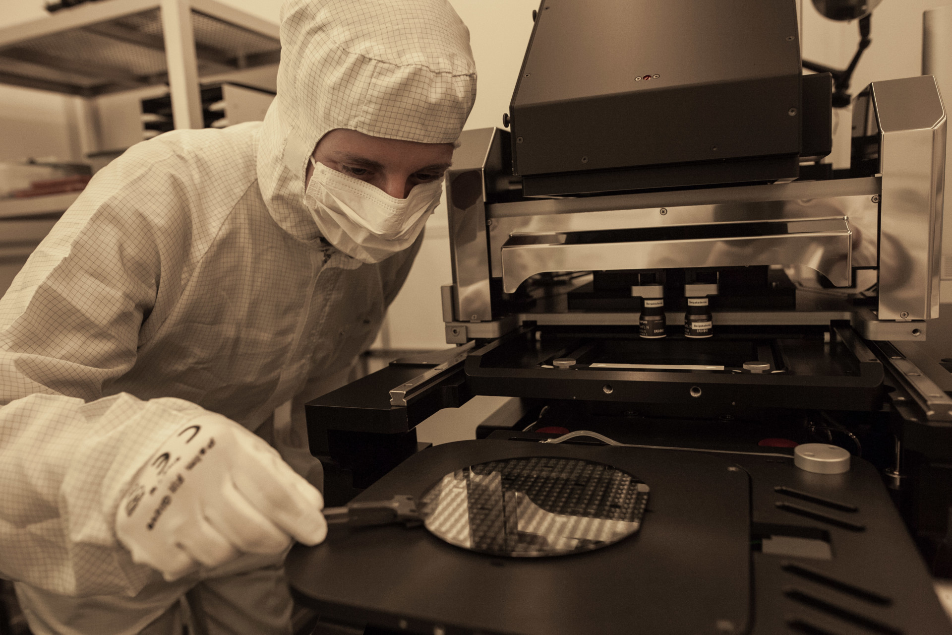 Vom Kristall zum Bauelement –  das ForLab Mat4μ identifiziert neue Grundmaterialien für die Mikroelektronik in Deutschland.