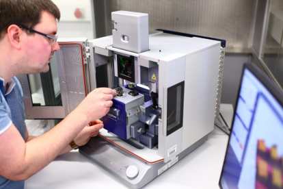 nser Wissenschaftler des Forschungslabors #Mikroelektronik Dresden DCST führt seine ersten Versuche mit den neuen Geräten zur Herstellung und Untersuchung neuartiger Halbleiterstrukturen durch.
